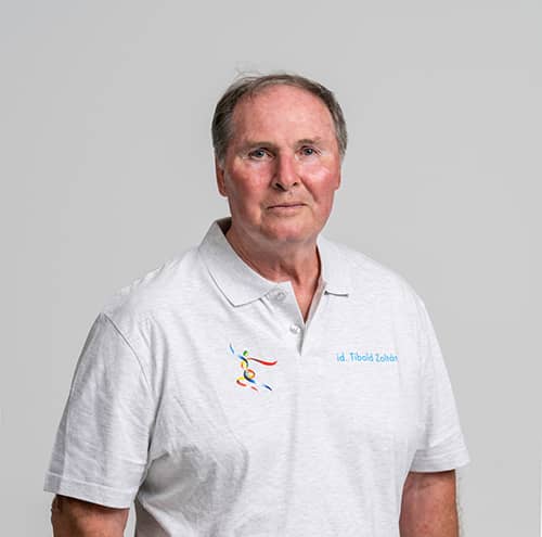 Id. Tibold Zoltán, rehabilitációs terapeuta portréja fehér logós pólóban
